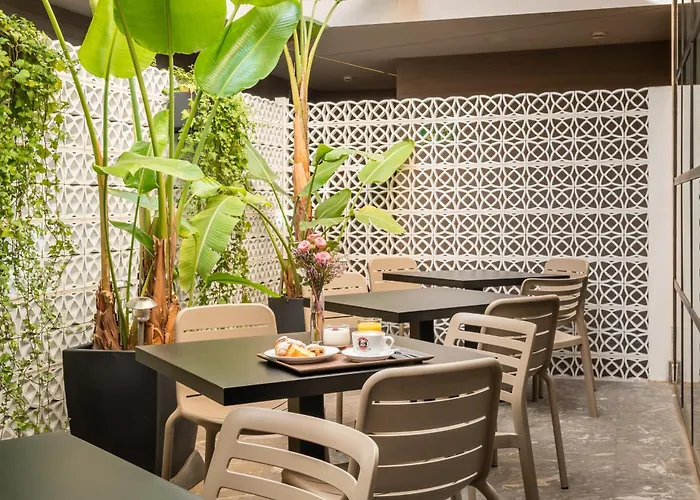 Arya Stadium Отель